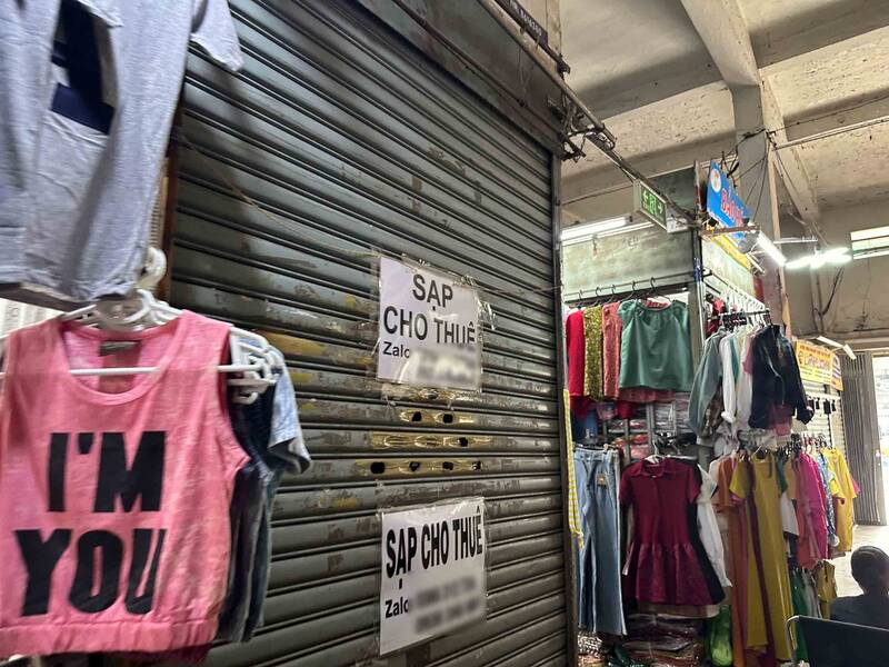 Many stalls have closed and hung signs for rent at traditional markets. Photo: Ngoc Anh