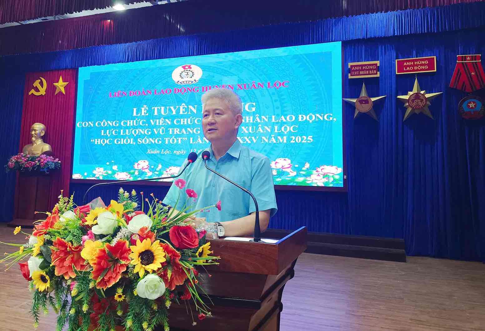 Lanh dao huyen Xuan Loc phat bieu tai le tuyen duong con em cong chuc, vien chuc, cong nhan lao dong, luc luong vu trang co thanh tich hoc gioi song tot nam 2025. Anh: Cong doan cung cap