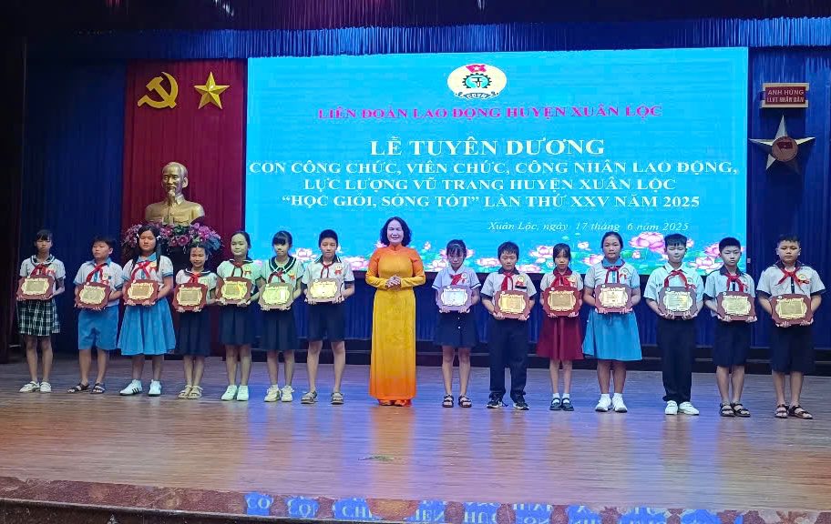 Los lideres del distrito de Xuan Loc elogiaron a los hijos de funcionarios publicos, funcionarios, trabajadores y fuerzas armadas con buenos logros academicos, que viven bien en 2025. Foto: Sindicato proporciono suministro