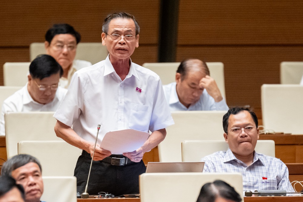El delegado Tran Huu Hau dijo que si abandona el permiso de construccion, escaneara con muchas paradojas y procedimientos. Foto: Pham Dong