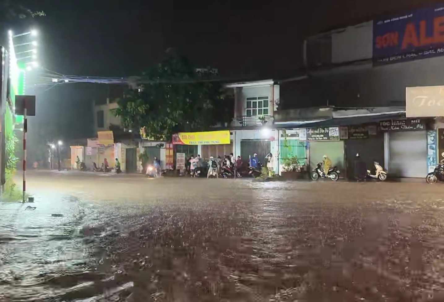 Trong dem 20.6, cac phuong tien buoc phai dung cho khi nuoc dang cao. Anh: Thanh Hoa