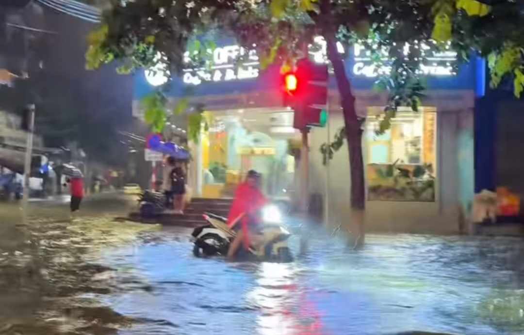 Nhieu phuong tien chet may do ngap sau. Anh: Thanh Hoa