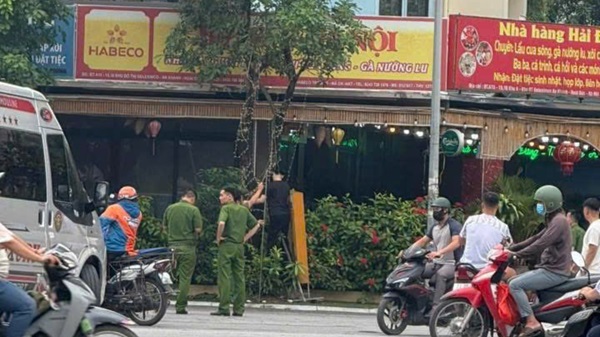 Descubrieron jovenes colgando en la carretera cerca del area urbana en Hanoi. Foto: Tien Dung