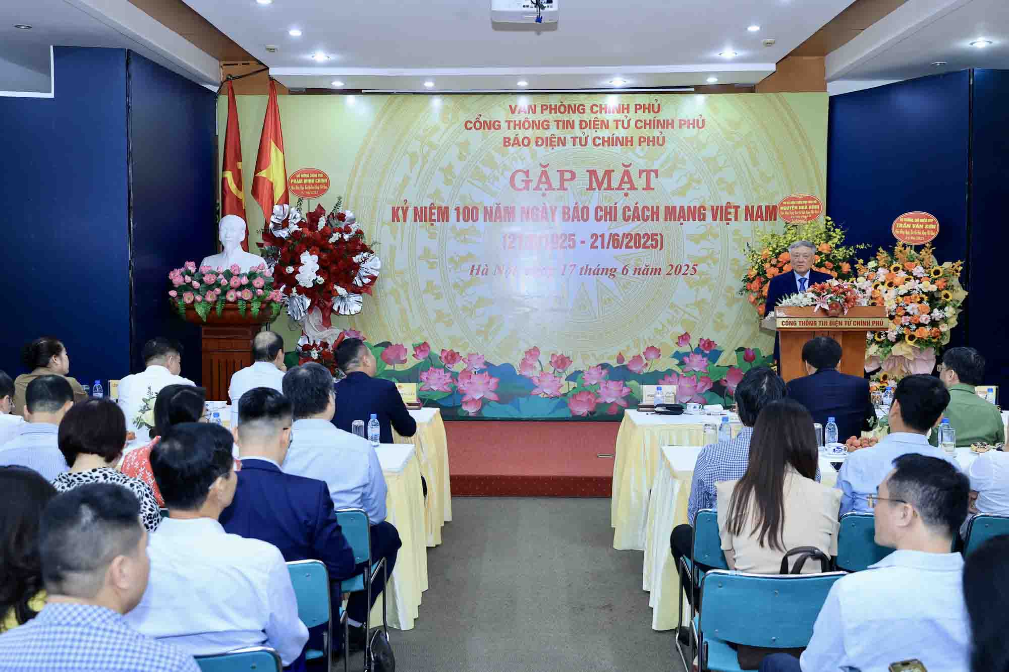 Pho Thu tuong Thuong truc Chinh phu Nguyen Hoa Binh danh gia cao cac co quan truyen thong bao chi cua dat nuoc. Anh: VGP/Nhat Bac.