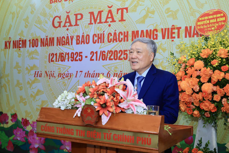 Miembro del Politburo, viceprimer ministro de pie, Nguyen Hoa Binh, felicito a los periodistas al centenario del Dia de la Prensa Revolucionaria de Vietnam. Foto: VGP/NHAT BAC