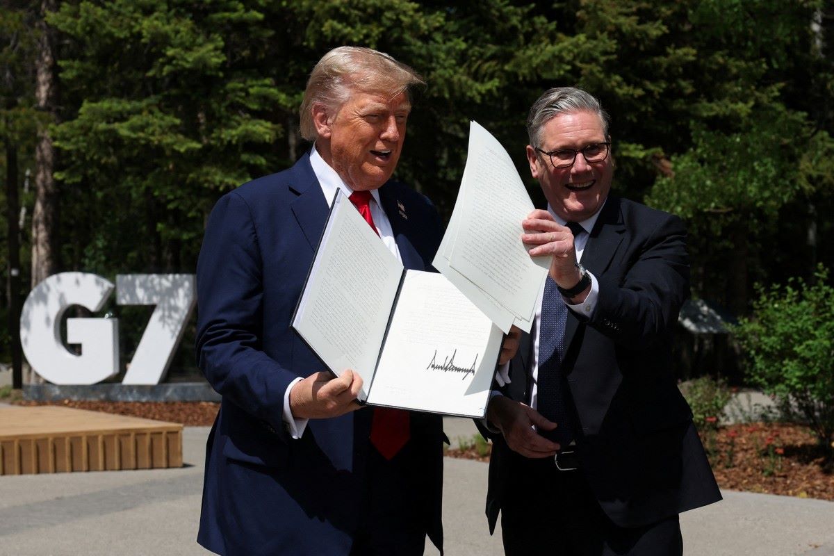 El presidente de los Estados Unidos, Donald Trump (izquierda) y el primer ministro britanico, Keir Starmer, anunciaron el acuerdo fiscal, 16 de junio de 2025. Foto: AFP