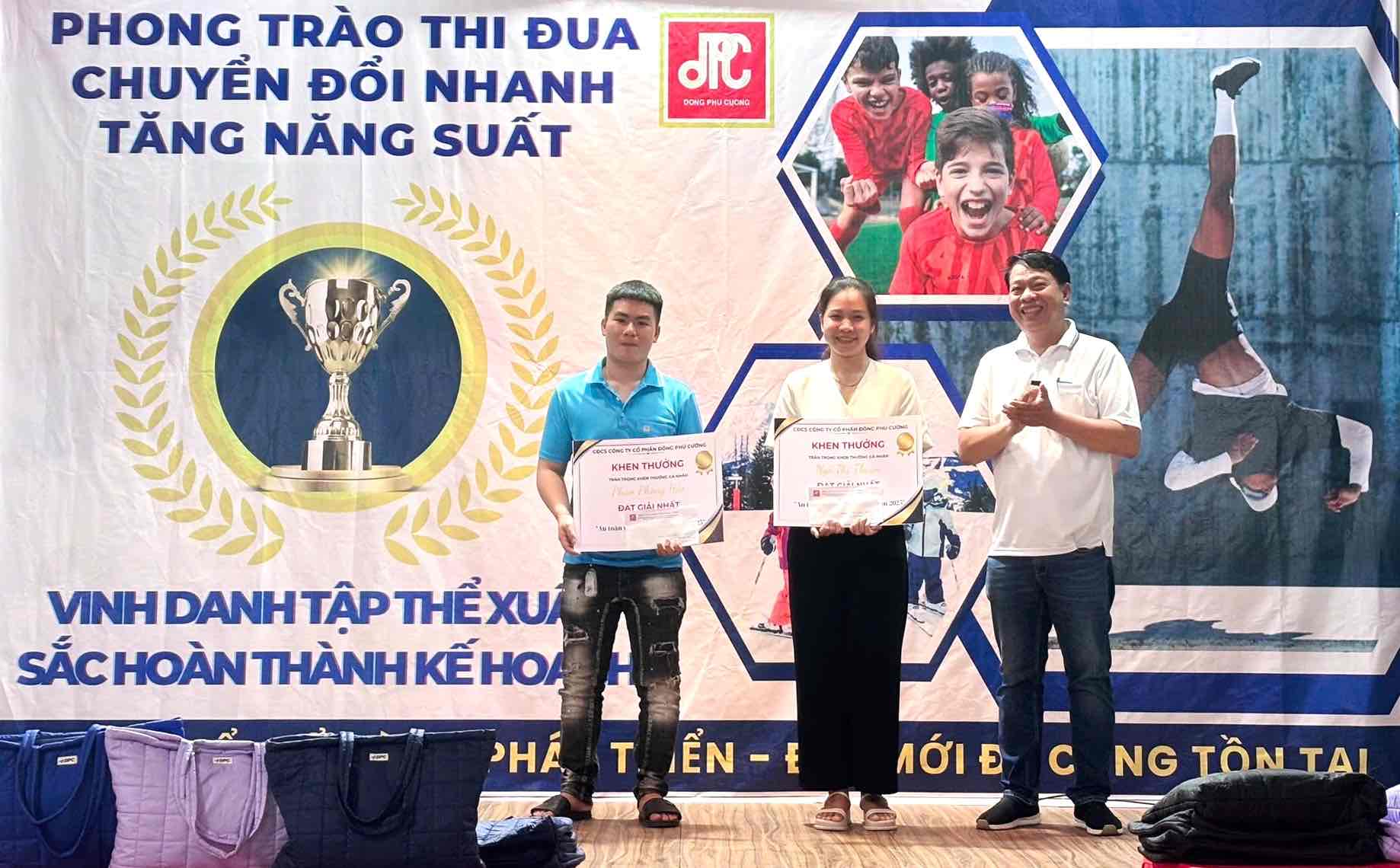 El presidente del sindicato de base de la compañia de acciones conjuntas de Dong Phu Cuong otorgo 2 primeros premios a los empleados de la compañia. Foto: Sindicato proporcionado