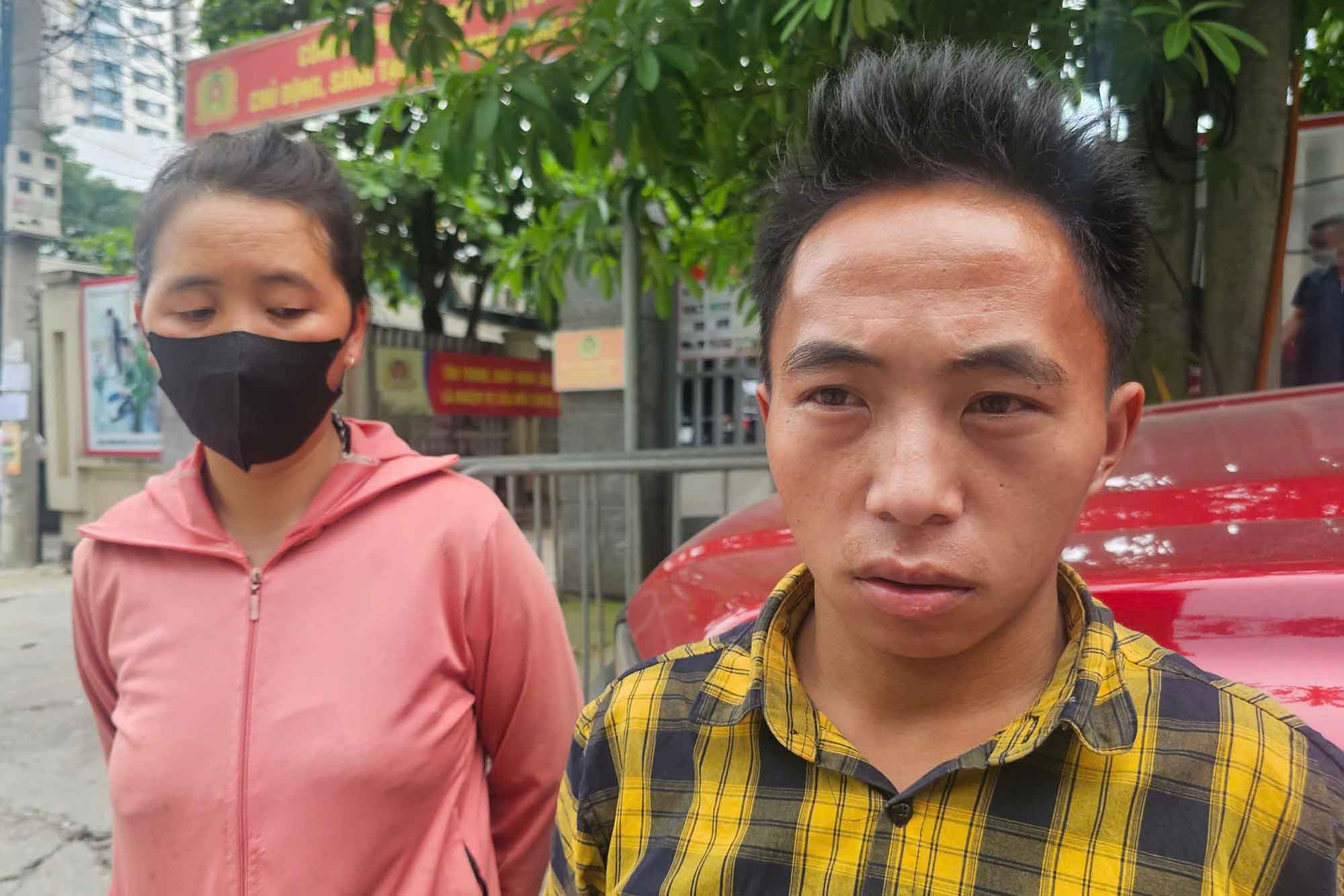 El Sr. Giang Ho y la Sra. CU Mo - 2 victimas en el caso de los taxistas y el taxi de la motocicleta "estrechamente" casi 5 millones de vnd a la policia de mi Dinh 2 Ward (Nam Tu Liem, Hanoi) informo, en la mañana del 16 de junio. Foto: Huu Chanh