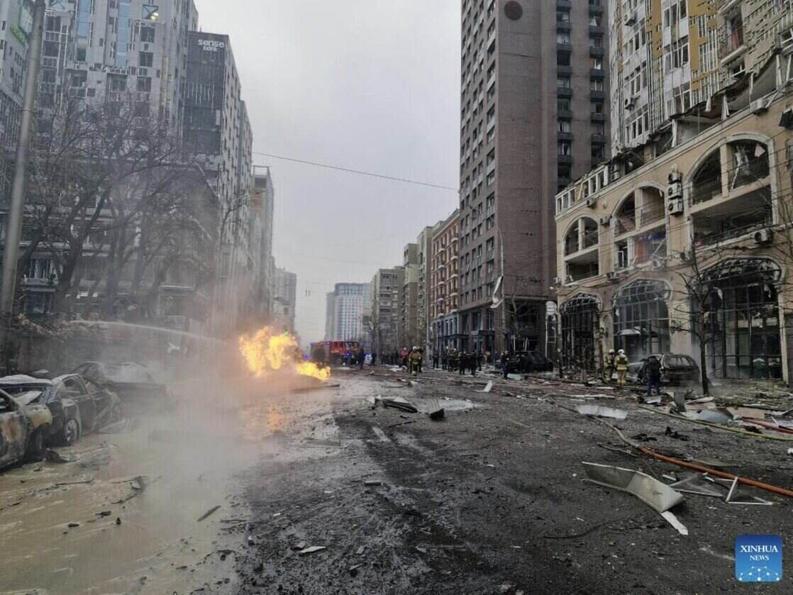 El fuego estallo despues del ataque de misiles y drones rusos contra Kiev, Ucrania, en diciembre de 2024. Foto: Xinhua