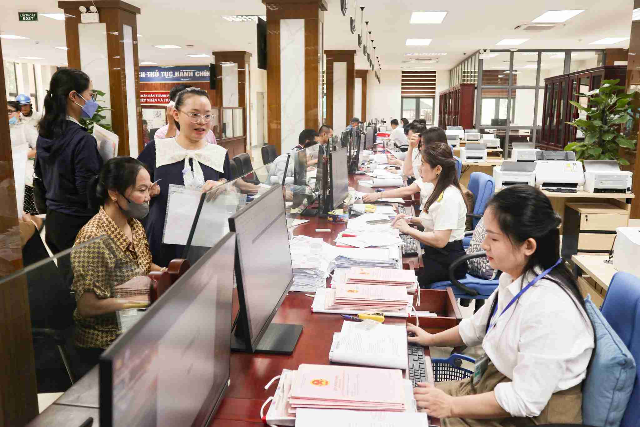 Nguoi dan giai quyet thu tuc hanh chinh tai Bo phan tiep nhan va tra ket qua thanh pho Vinh. Anh: Thanh Phuc