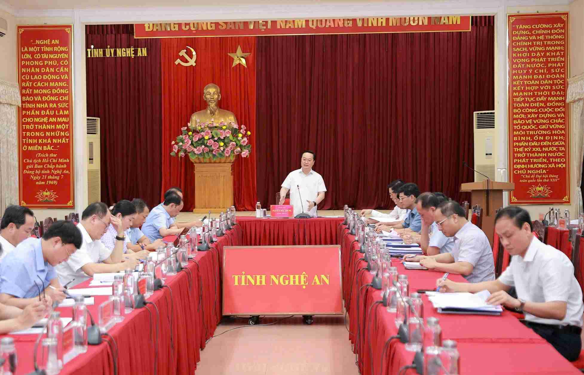El Comite Permanente de Nghe Un Comite del Partido Provincial dirige las pruebas de un modelo de gobierno de 2 niveles el 20 de junio. Foto: Phuong Thuys
