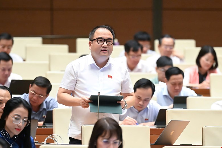 Diputados de la Asamblea Nacional Pham Trong Nghia propuso reducir las horas de trabajo para los trabajadores en el sector privado a 44 horas a la semana desde 2026. Foto: Pham Dong Dong
