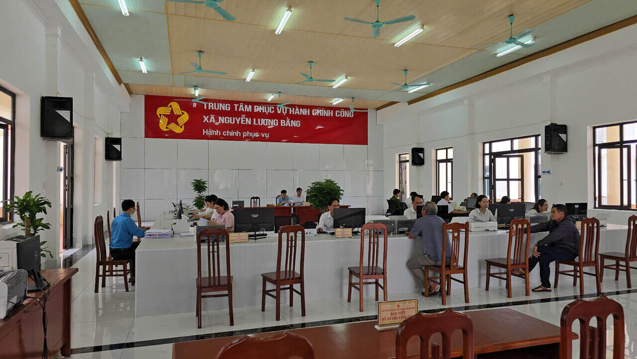Nguoi dan hai long khi lam thu tuc tai Trung tam Hanh chinh cong cap xa. Anh: Mai Huong