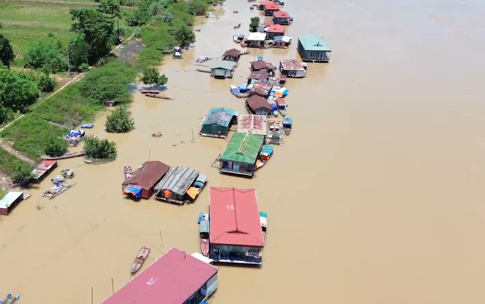 Nguoi dan nuoi thuy san o khu vuc ho thuy dien Hoa Binh, chu dong keo thuyen, be vao khu vuc gan bo de bao ve tai san moi khi thuy dien Hoa Binh xa lu. Anh: Khanh Linh