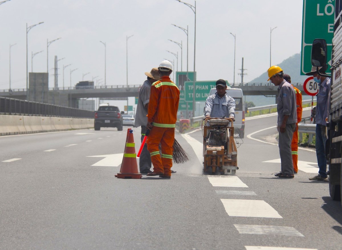 La unidad de construccion corrigio la marca de carretera en la interseccion de la interseccion NH28 en Vinh Hao - Phan Thiet Highway. Foto: Duy Tuan