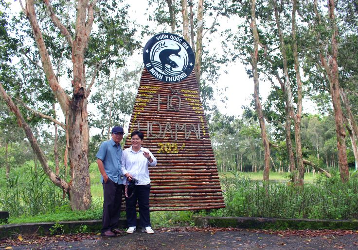 Nha bao Ngo Hoang Van va phong vien Phong Linh tai di tich ho Hoa Mai o Vuon Quoc gia U Minh Thuong, day la ho nuoc duoc cai tao tu ho bom 7 tan cua dich trut xuong. Anh: Luc Tung