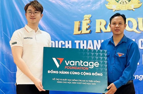 Ong Floyd Wong (ao trang) – Giam doc Quoc gia Vantage Viet Nam trao tang 10 suat hoc bong cho Dai dien thanh nien tai dia phuong. Anh: Vantage Foundation