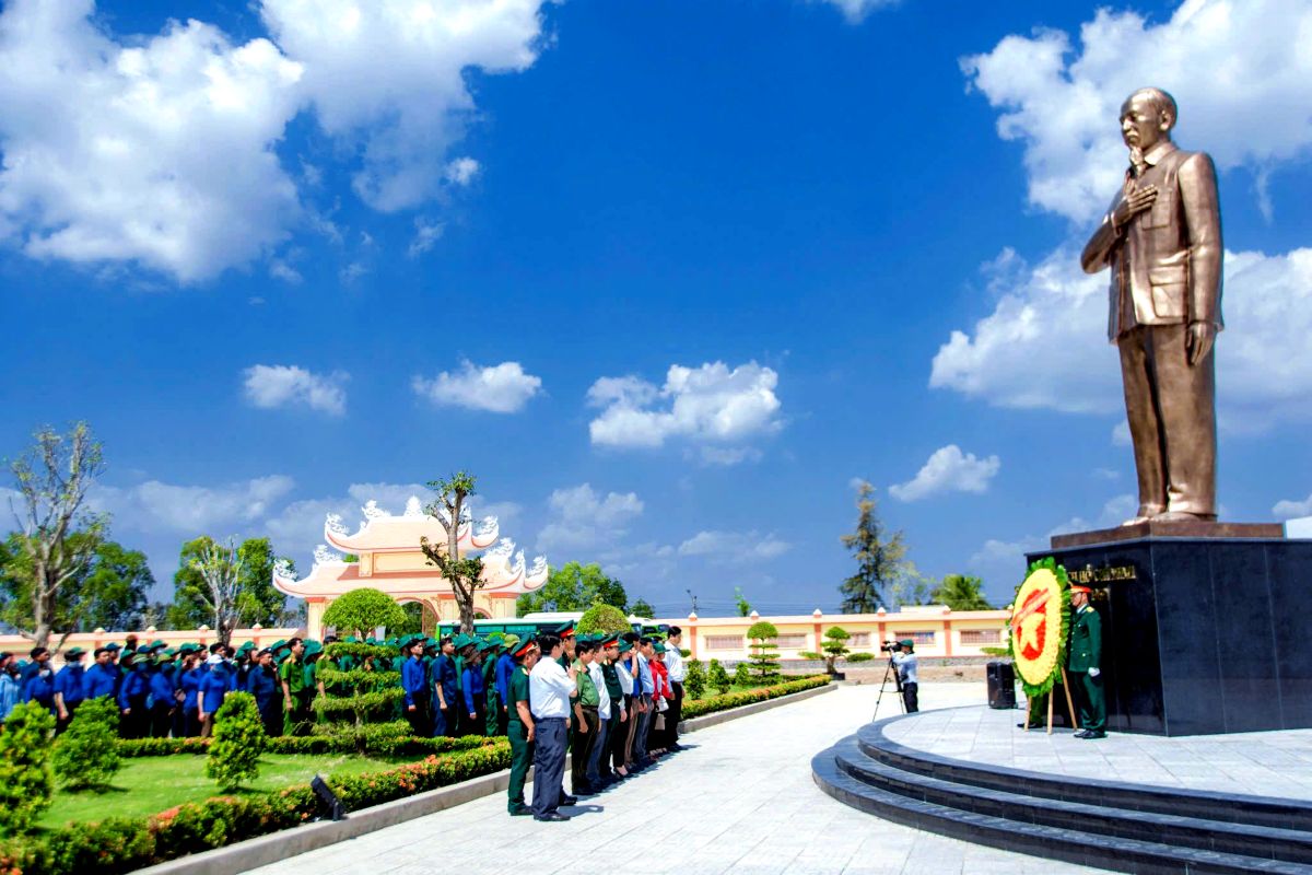 Tuong Bac Ho trong Khu chung tich chien tranh rung tram Bang Bien Phu va Den tho anh hung liet si, nguoi co cong o huyen Vinh Thuan. Anh: Luc Tung
