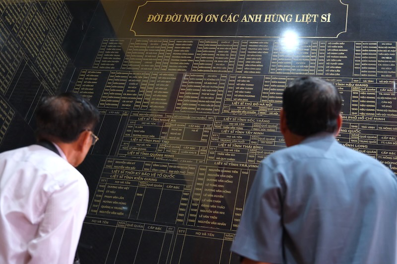Cac nha bao tham quan bang ghi ten cac liet si tai Den tho liet si, nguoi co cong (trong do co phong vien chien truong tay Nam Bo) tai huyen Vinh Thuan. Anh: Phong Linh.