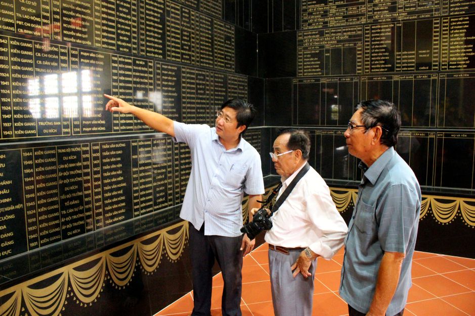 Ong Vo Thanh Xuan huong dan cac nha bao tham quan bang ghi ten cac liet si tai Den tho liet si, nguoi co cong (trong do co phong vien chien truong tay Nam Bo) tai huyen Vinh Thuan. Anh: Luc Tung