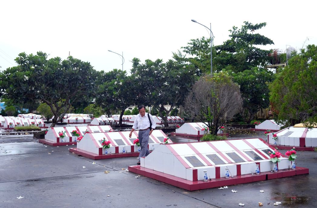 Nha bao Truong Thanh Nha rao buoc tham nhung ngoi mo la phong vien trong chien tranh. Anh: Phong Linh