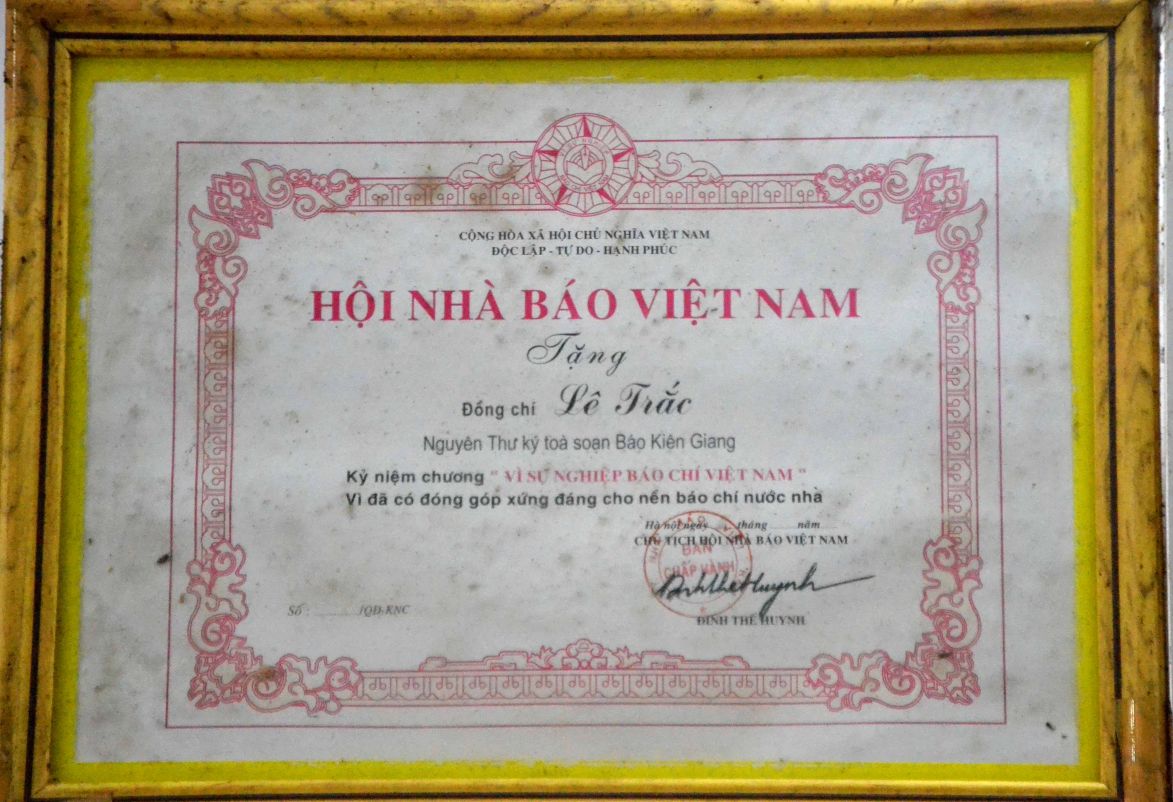 Ky niem chuong vi Su nghiep bao chi cua nha bao Le Kim Trac do ong Truong Thanh Nha thuc hien toan bo cac cong doan ho so.... Anh: Luc Tung