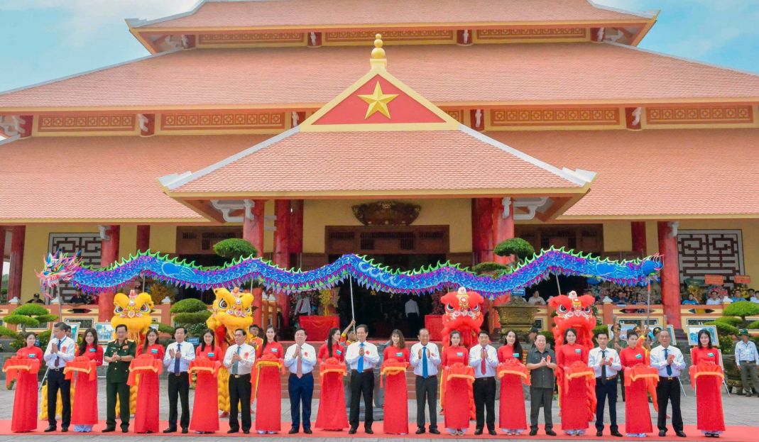 Lanh dao Dang, Nha nuoc lam le khanh thanh Khu chung tich chien tranh rung tram Bang Bien Phu va Den tho anh hung liet si, nguoi co cong tai huyen Vinh Thuan. Anh: Luc Tung