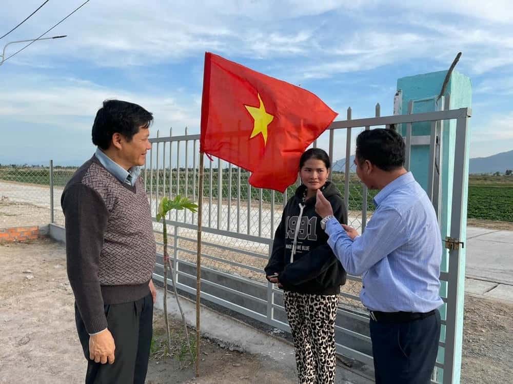 Uy vien Ban Thuong vu Tinh uy, Pho Chu tich Thuong truc HDND tinh Truong Van Dat (bia trai) den tham va tang gia dinh chi Siu H'Lan o lang tai dinh cu. Anh: Tra My