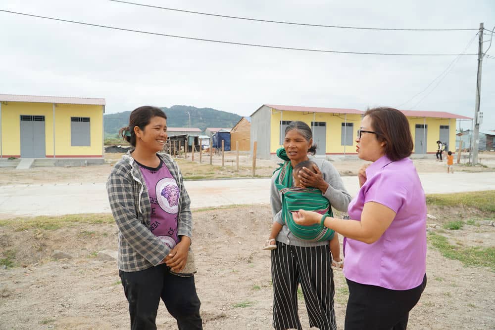 Nguoi dan lang tai dinh cu Suoi Can phan khoi trong nhung mai nha moi xay. Anh: Tra My