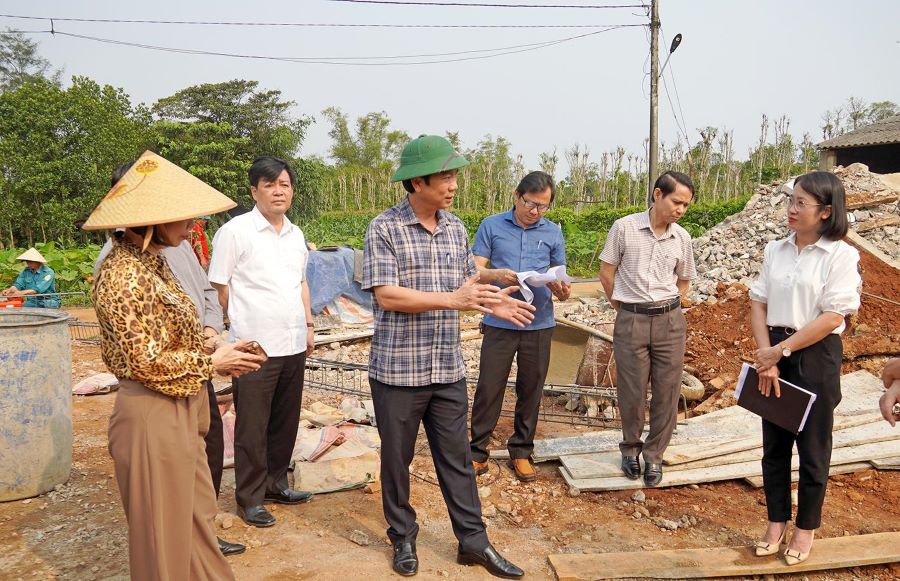 Lanh dao tinh Quang Tri kiem tra tien do xay dung nha cho mot gia dinh co cong voi cach mang o xa Kim Thach (Vinh Linh, tinh Quang Tri). Anh: Hong Ha