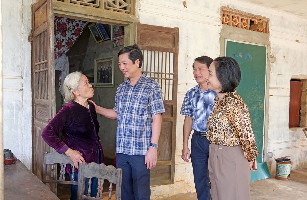 Los lideres de la provincia de Quang Tri visitaron y alentaron a la familia en el apoyo de la construccion y reparacion de casas para personas con servicios meritorios a la revolucion y familiares de los martires. Foto: Hong HA