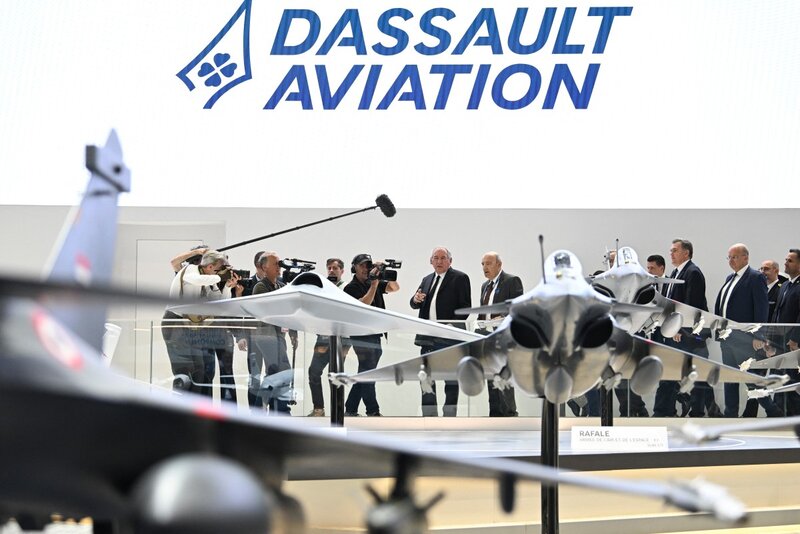 French Prime Minister François Bayrou visited the booth of French aircraft manufacturer Dassault Aviation at the 55th Paris International Aviation Exhibition at Paris'Le Bourget Airport, in Le Bourget, a suburb of Paris on June 16, 2025. Photo: AFP
