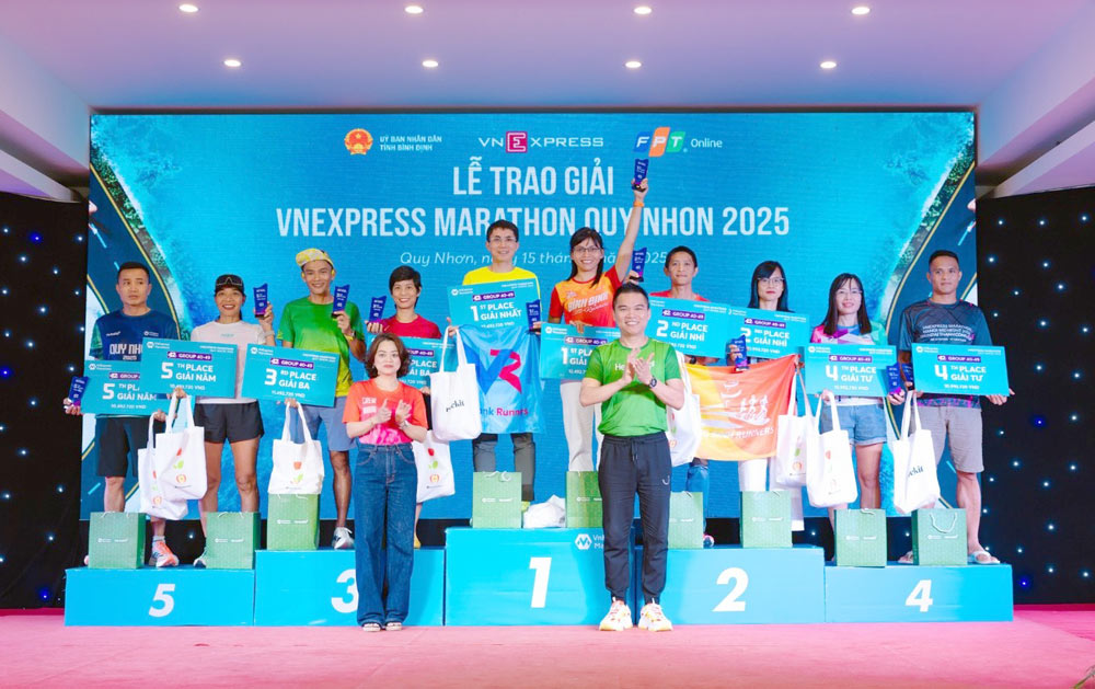 Ong Nguyen Thanh Dat – Giam Doc Truyen Thong Cap Cao Herbalife Viet Nam, Campuchia va Thai Lan trao giai cho cac VDV doat giai.
