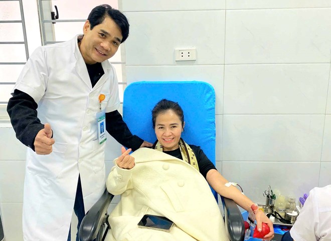 Chairwoman of the Vietnam Fatherland Front Committee of Nghe An province Vo Thi Minh Sinh participated in blood donation. Photo: Khanh Tam