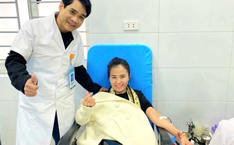 Chairwoman of the Vietnam Fatherland Front Committee of Nghe An province Vo Thi Minh Sinh participated in blood donation. Photo: Khanh Tam