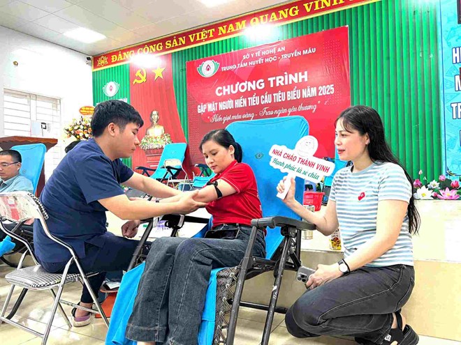 Thanh vien nhom Noi Chao Yeu Thuong Thanh Vinh hanh phuc khi duoc se chia giot mau hong cuu nguoi benh. Anh: Ngoc Anh