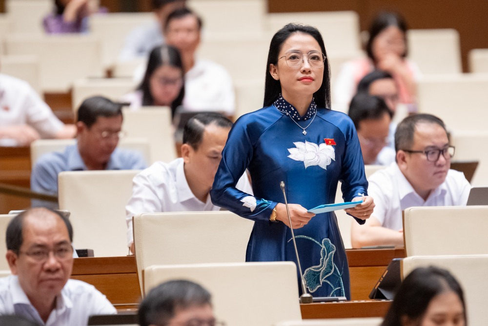 Los diputados de la Asamblea Nacional Tran Khanh Thu hablo sobre los dos virus que el medico estaba luchando. Foto: Pham Dong