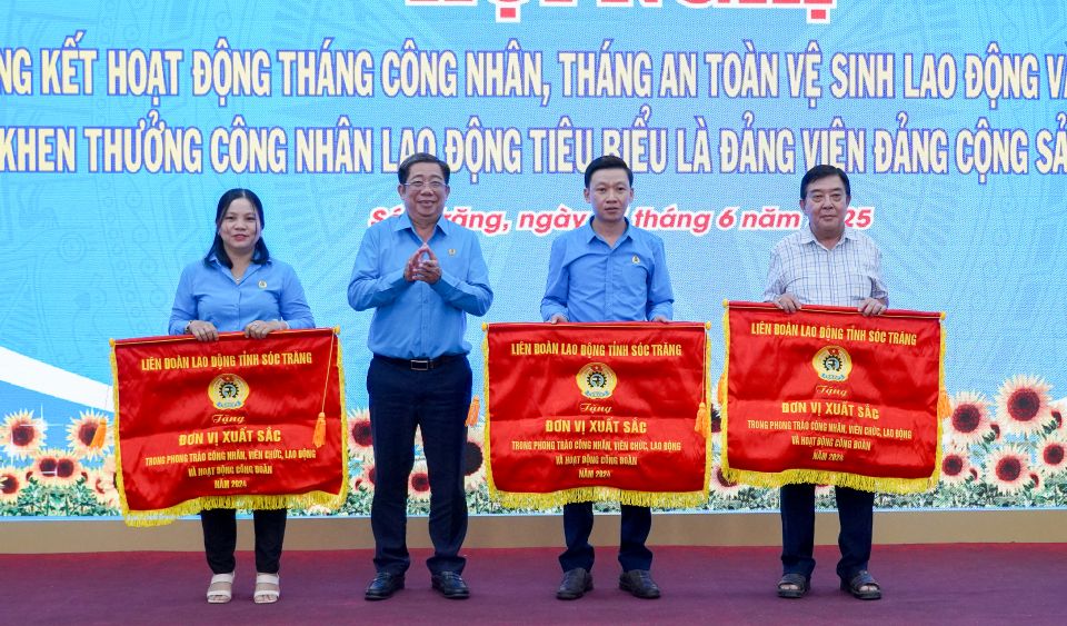 Ong Nguyen Thanh Son - Chu tich LDLD tinh Soc Trang tang co thi dua