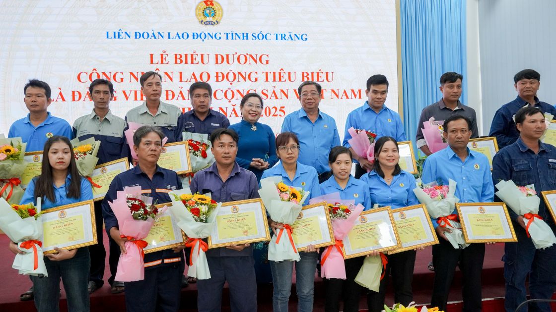 Lanh dao Tinh uy, LDLD tinh Soc Trang tang bang khen, chuc mung cac cong nhan lao dong la dang vien tieu bieu. Anh: Phuong Anh