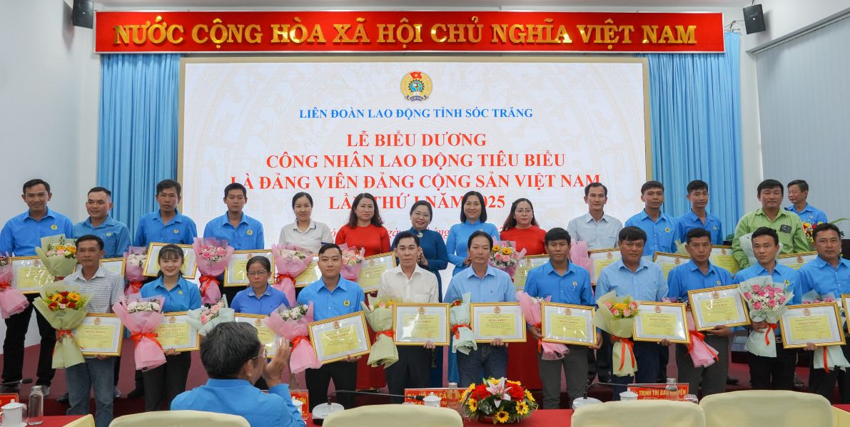 Lanh dao Tinh uy, LDLD tinh tang bang khen va chuc mung cac cong nhan lao dong la dang vien tieu bieu. Anh: Phuong Anh