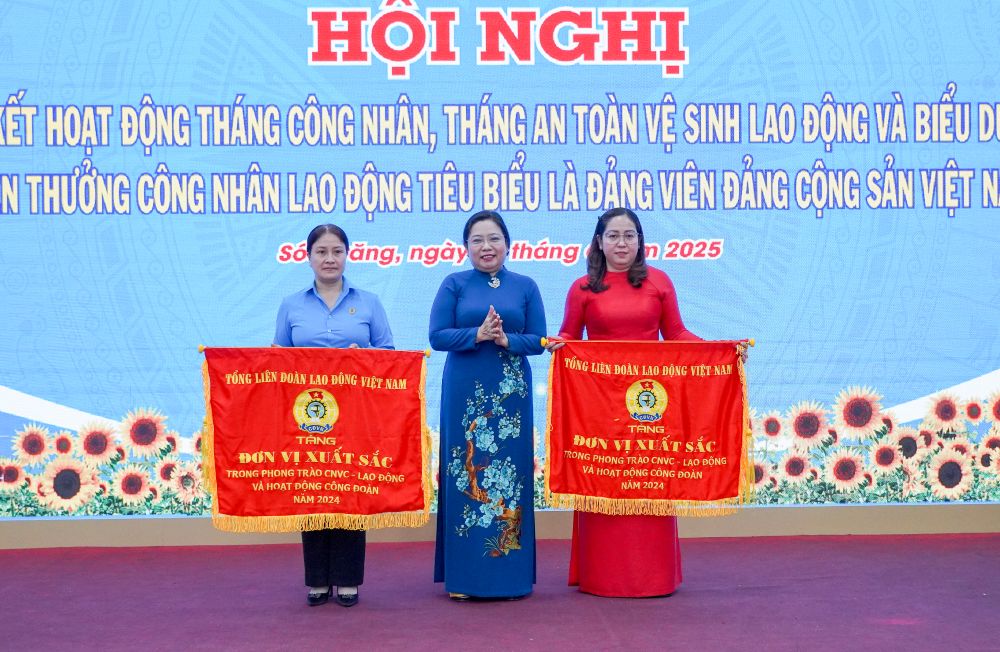 Ba Ho Thi Cam Dao - Pho Bi thu Thuong truc Tinh uy, Chu tich HDND tinh Soc Trang tang co thi dua cua Tong LDLD Viet Nam cho 2 tap the da co thanh tich xuat sac trong phong trao thi dua lao dong gioi va xay dung to chuc Cong doan vung manh, nam 2024. Anh: Phuong Anh