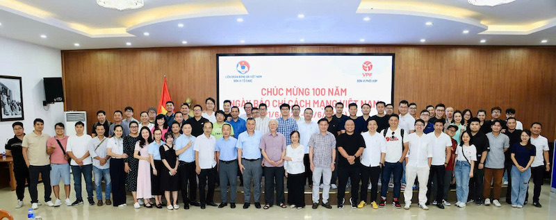 VFF va Cong ty VPF chup hinh ki niem cung cac nha bao, phong vien the thao tai mien Bac. Anh: Minh Duong