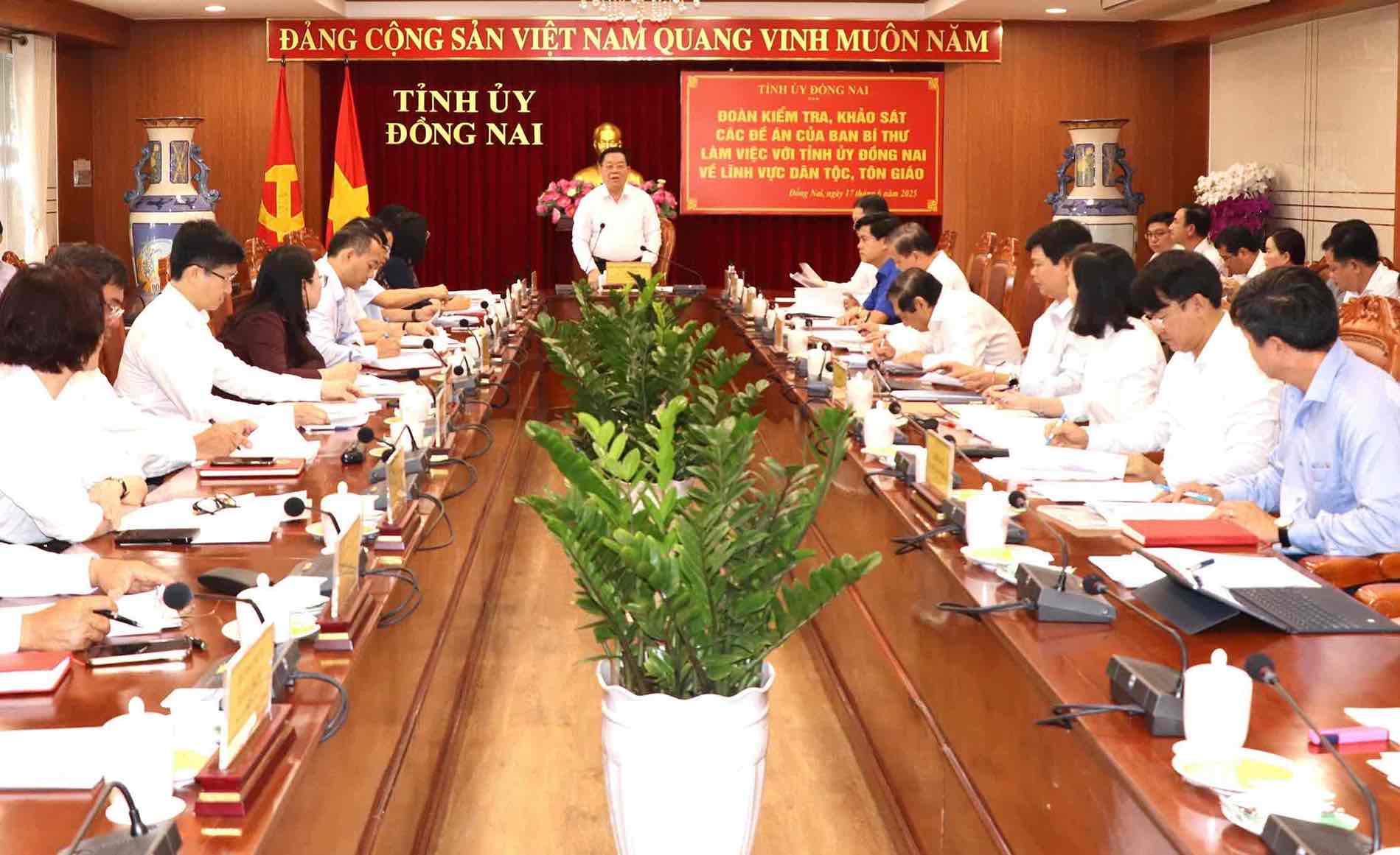 La delegacion fue encabezada por el jefe del Departamento de Propaganda y el Comite Central Nguyen Trong Nghia, trabajando con el Comite del Partido Provincial de Dong Nai sobre campos etnicos y religiosos. Foto: HAC