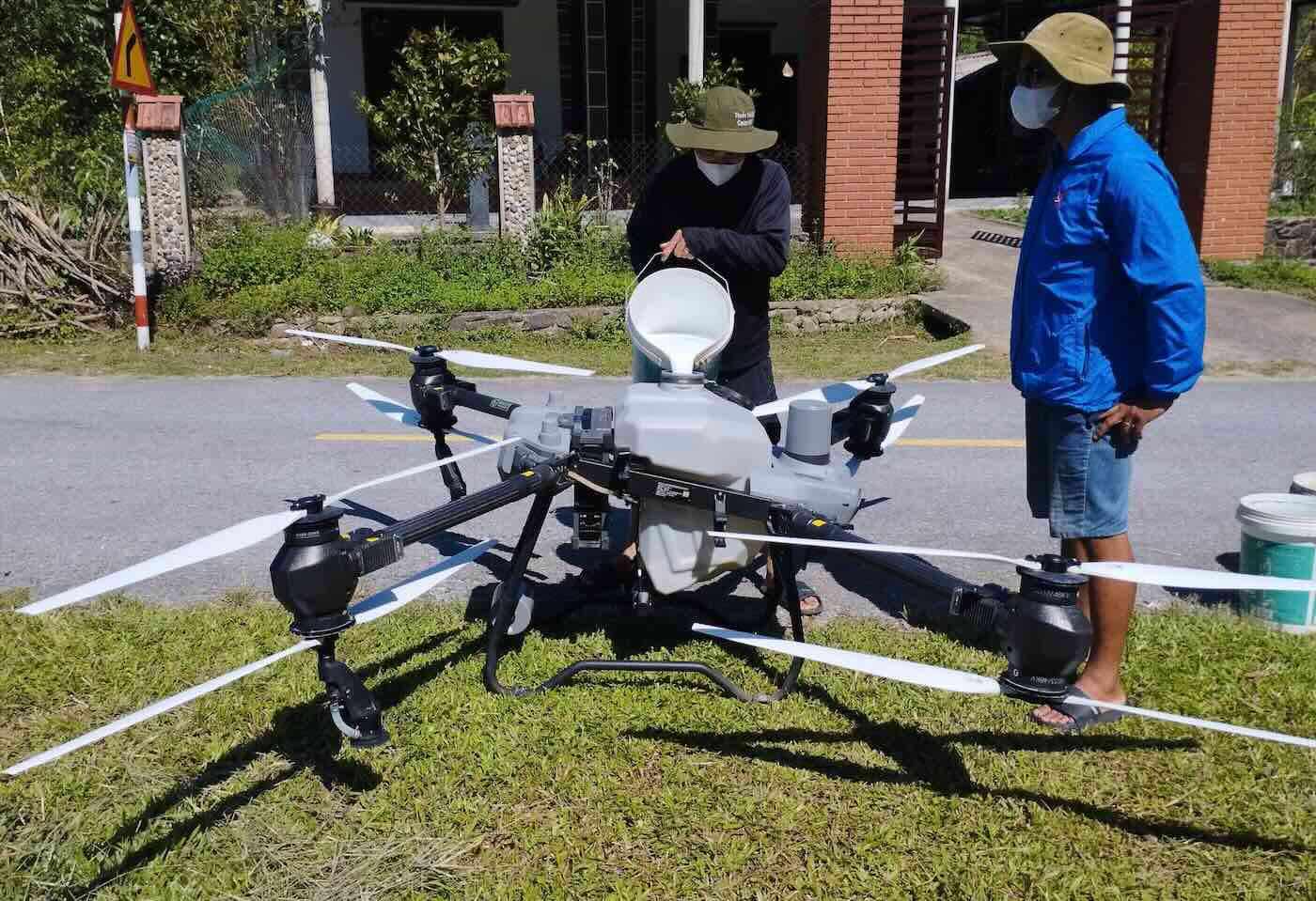 Cơ quan chức năng dùng máy bay không người lái để phun thuốc diệt châu chấu. Ảnh: Xuân Tài