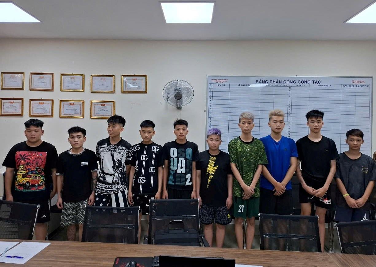 The group of subjects drove a vehicle at high speed, weaving, and swerving. Photo: Hai Phong Police