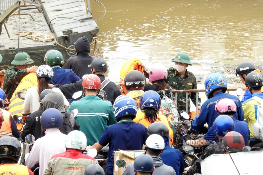 Tat ca nguoi dan khi len pha deu duoc bo doi phat ao phao. Anh: To Cong.