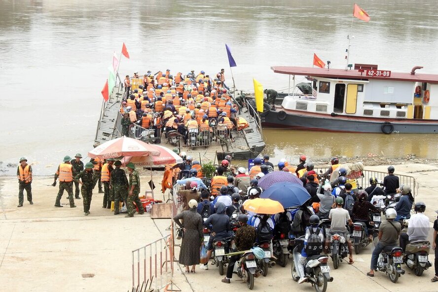 Gio cao diem, khi mot chuyen pha vua khoi hanh, nguoi dan da den dung kin khu vuc cho. Anh: To Cong.