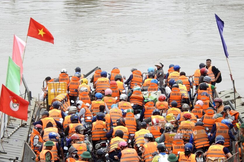 Todas las personas cuando el ferry debe usar un chaleco salvavidas para garantizar la seguridad. Foto: a Cong.