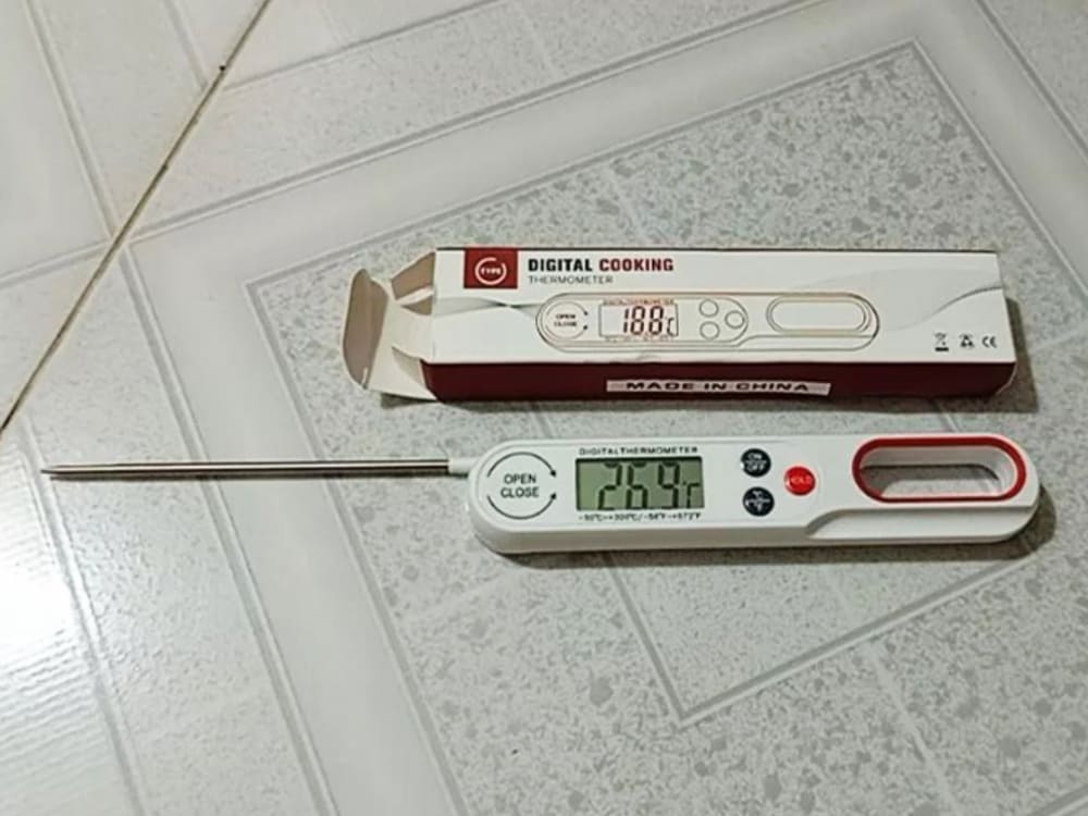 Nhiệt kế thực phẩm giúp đo nhiệt độ món ăn nhằm đảm bảo an toàn sức khỏe cho gia đình. Ảnh: Quang Hiệp