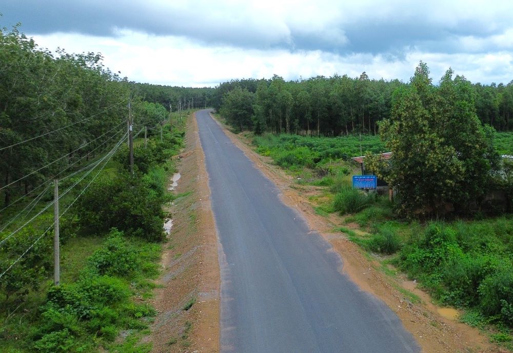 Du an nang cap, mo rong duong Ba Ta - Tra Tan da hoan thanh tham nhua toan tuyen. Anh: Pham Duy